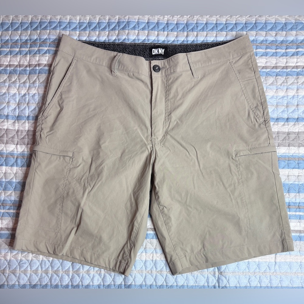 0144- DKNY Men’s Khaki Cargo Stretch Shorts Size 34